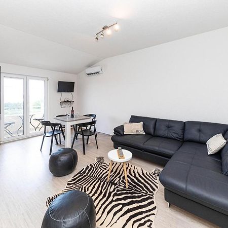 Stunning Apartment In Kastel Luksic With Wifi Kaštela Exterior foto