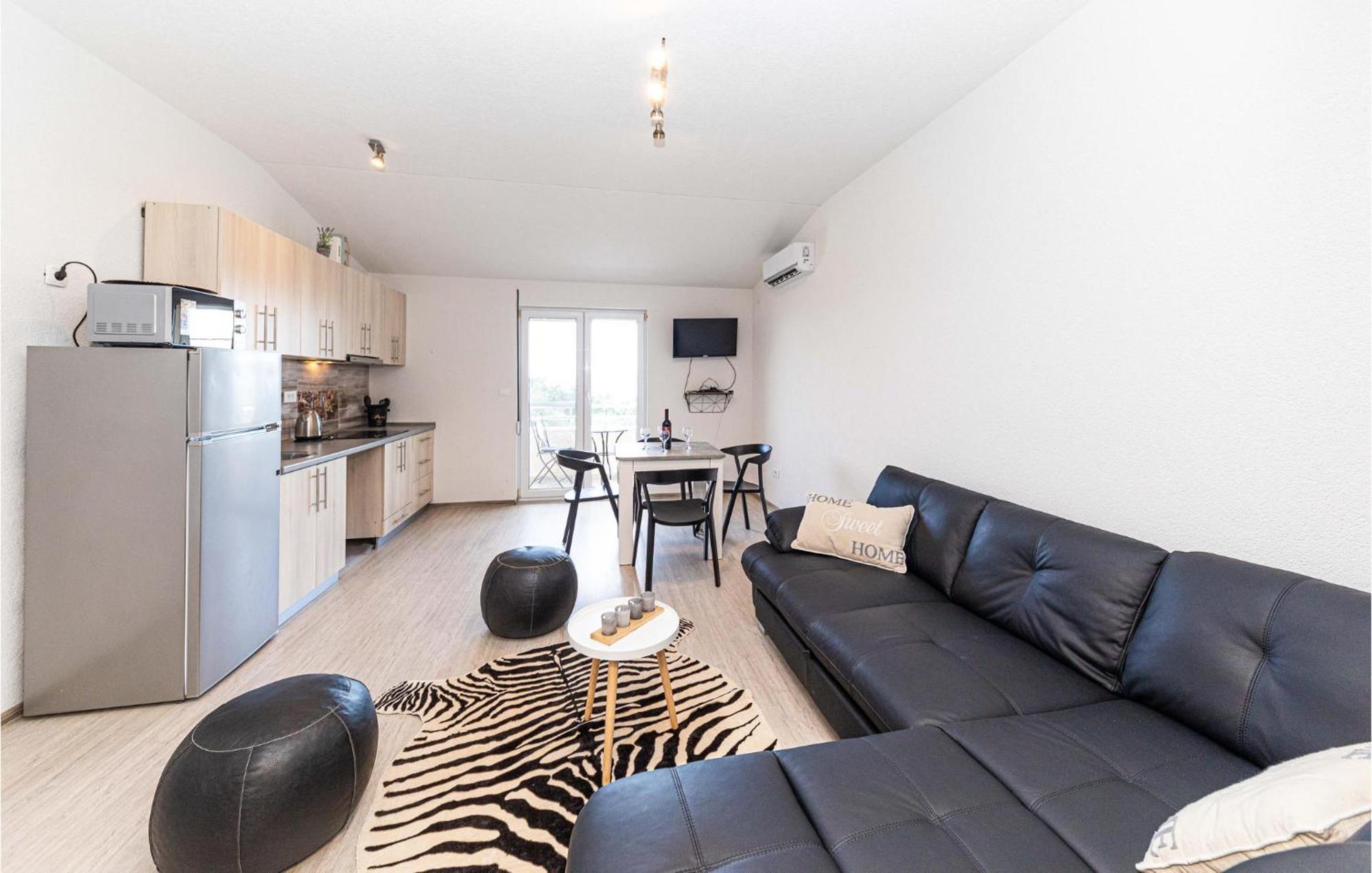 Stunning Apartment In Kastel Luksic With Wifi Kaštela Exterior foto